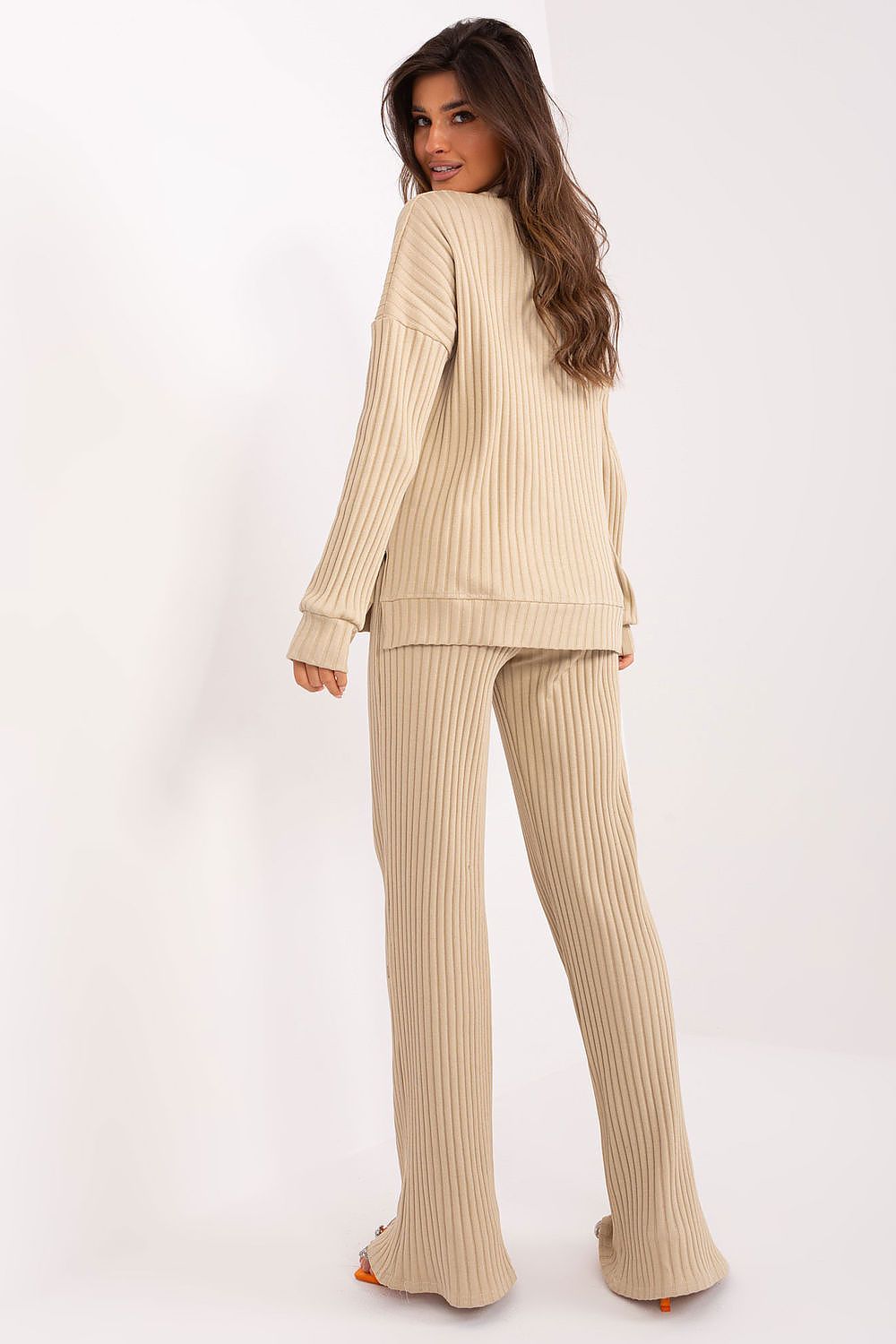 Stylish women's casual outfit by Lakerta, consisting of a classic round neck sweatshirt and elegant wide-leg pants, tailored for comfort and sophistication.