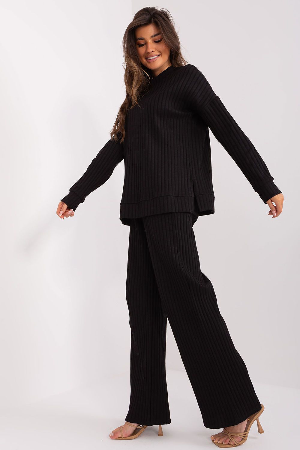 Modern women's ribbed cotton set from Lakerta, designed for effortless chic with its loose silhouette and functional side pockets, ideal for everyday elegance.