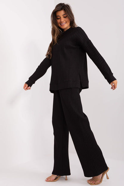 Modern women's ribbed cotton set from Lakerta, designed for effortless chic with its loose silhouette and functional side pockets, ideal for everyday elegance.