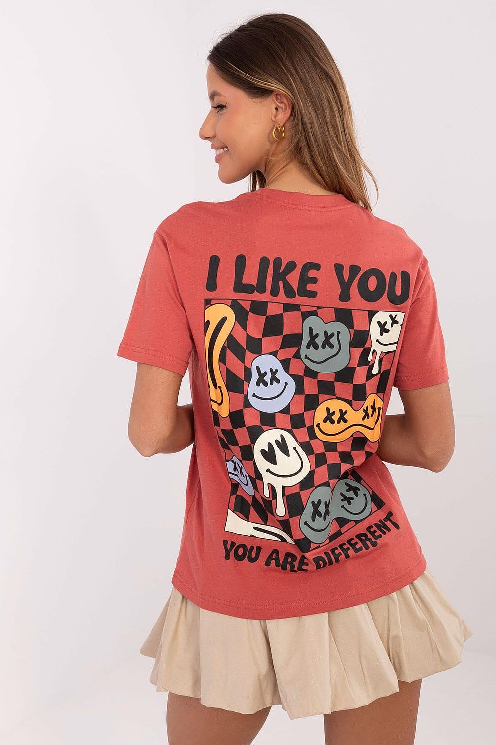 Chic Sublevel women's t-shirt featuring a round neckline and short sleeves, designed for exceptional comfort and style.