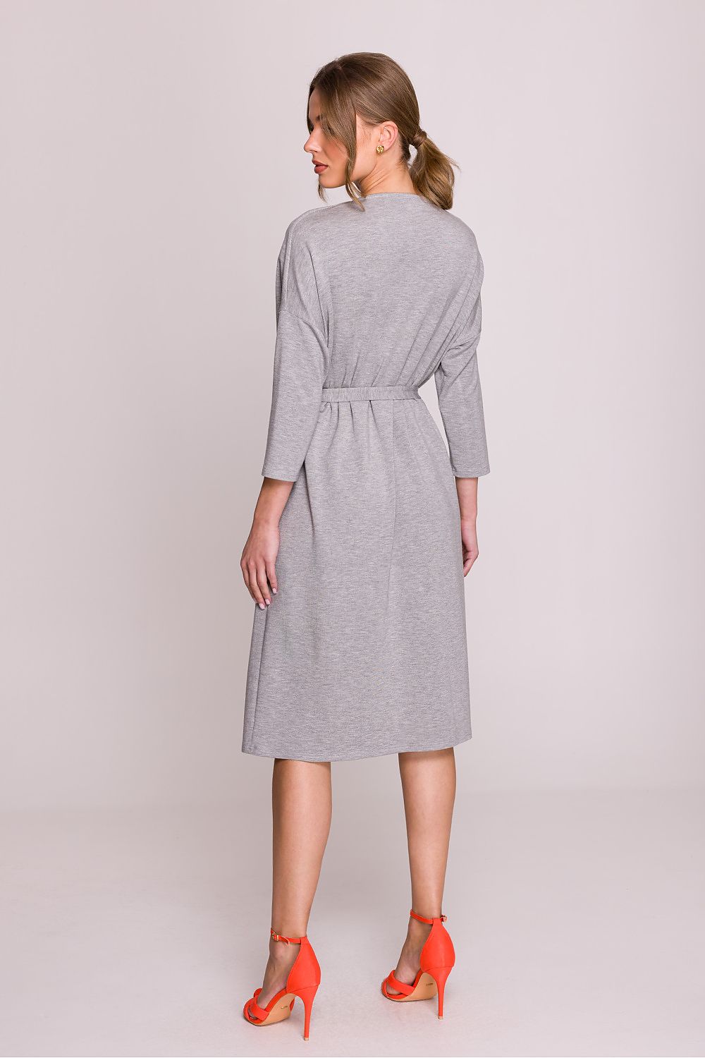 Stylove oversized dress in knee-length with elegant 3/4 sleeves, perfect for both casual outings and special occasions.