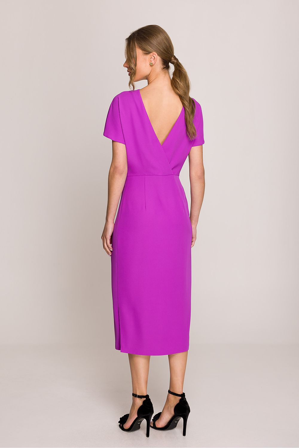 Elegant Stylove Midi Dress styled for an exquisite evening look, suitable for elegant outings.