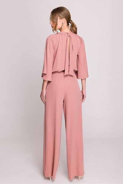 Back view of Stylove jumpsuit, displaying the concealed zipper and adjustable ties, combining sophistication and comfort.