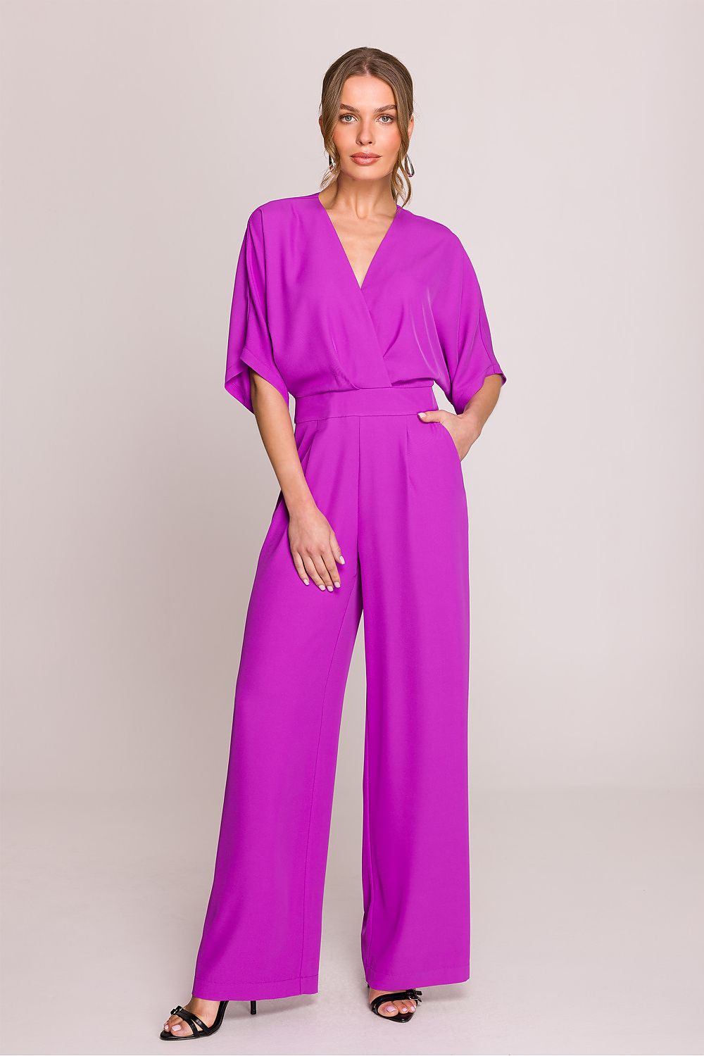 Elegant women's jumpsuit by Stylove featuring a wrap top and V-neckline, complemented by sophisticated side pockets.