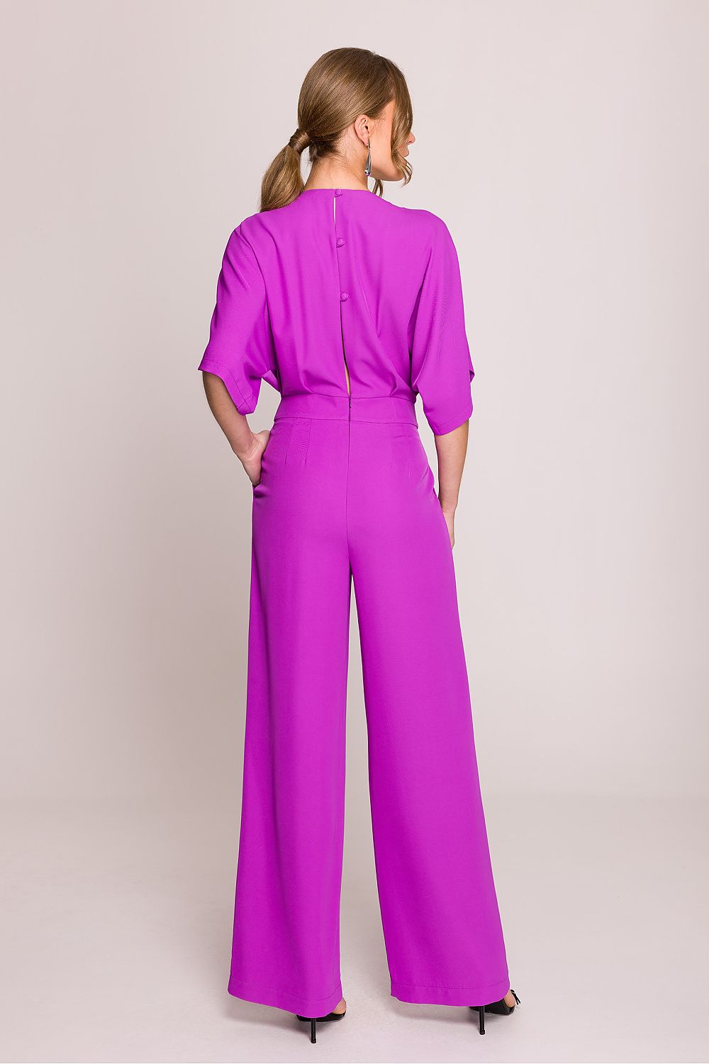 Stylish women's jumpsuit from Stylove showcasing short sleeves and a flattering silhouette with slightly flared pants.
