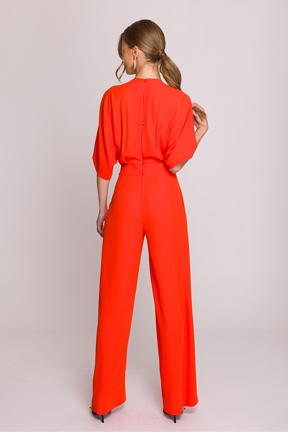 Luxurious women's jumpsuit crafted by Stylove, ideal for both casual and formal occasions, highlighting its feminine cut.