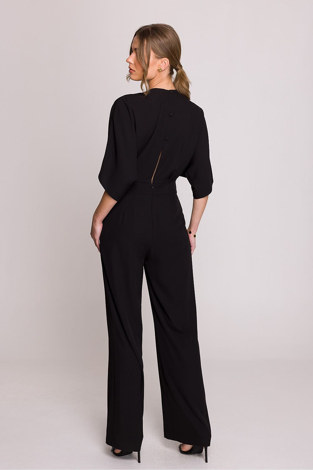 Stylove elegant women's jumpsuit featuring a stylish wrap top, V-neck, and practical side pockets, available in sizes S-XXL, perfect for chic everyday wear or special occasions.
