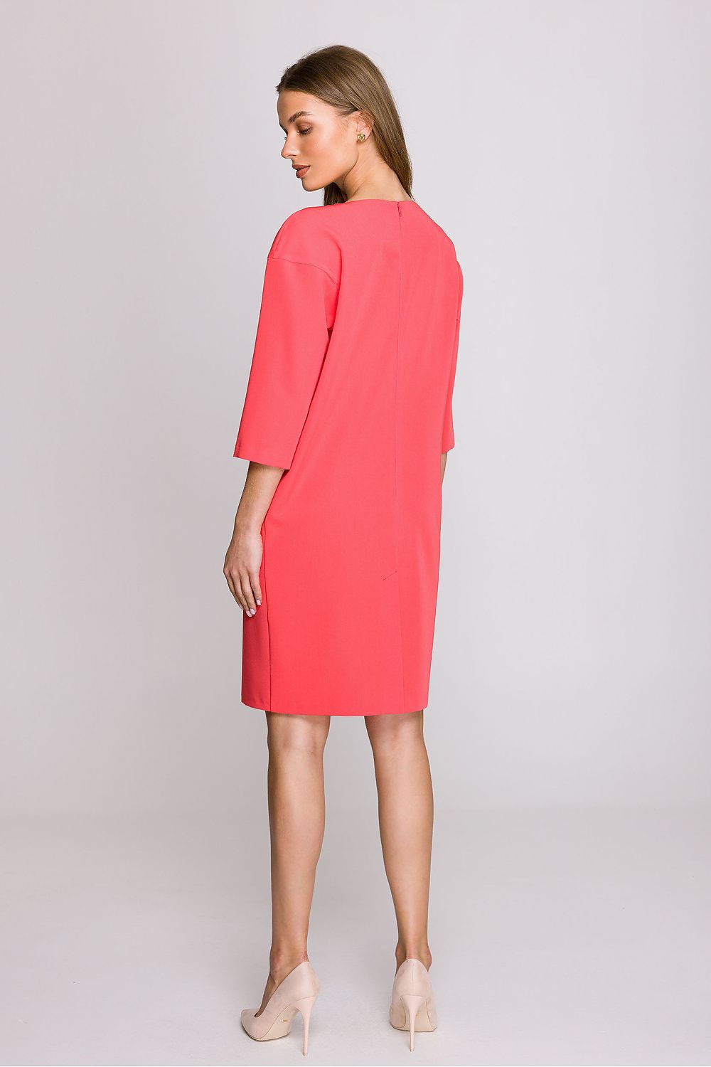 Stylove elegant loose fit daydress with 3/4 sleeves and hidden zipper in luxurious fabric, showcasing a soft silhouette.