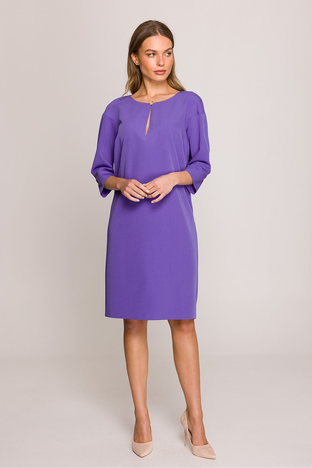 Stylove elegant daydress featuring a relaxed loose fit, 3/4 sleeves, and a subtle neckline cut, perfect for sophisticated occasions.