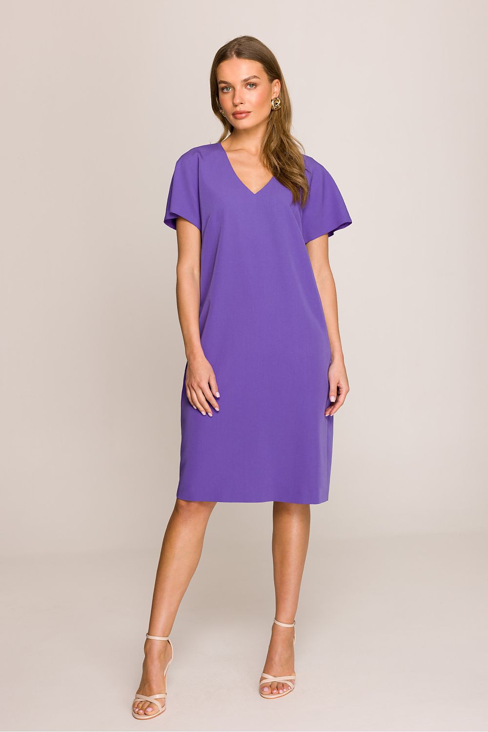 Sophisticated back view of Stylove knee-length dress, featuring a concealed zipper and elegant slit for a modern touch.