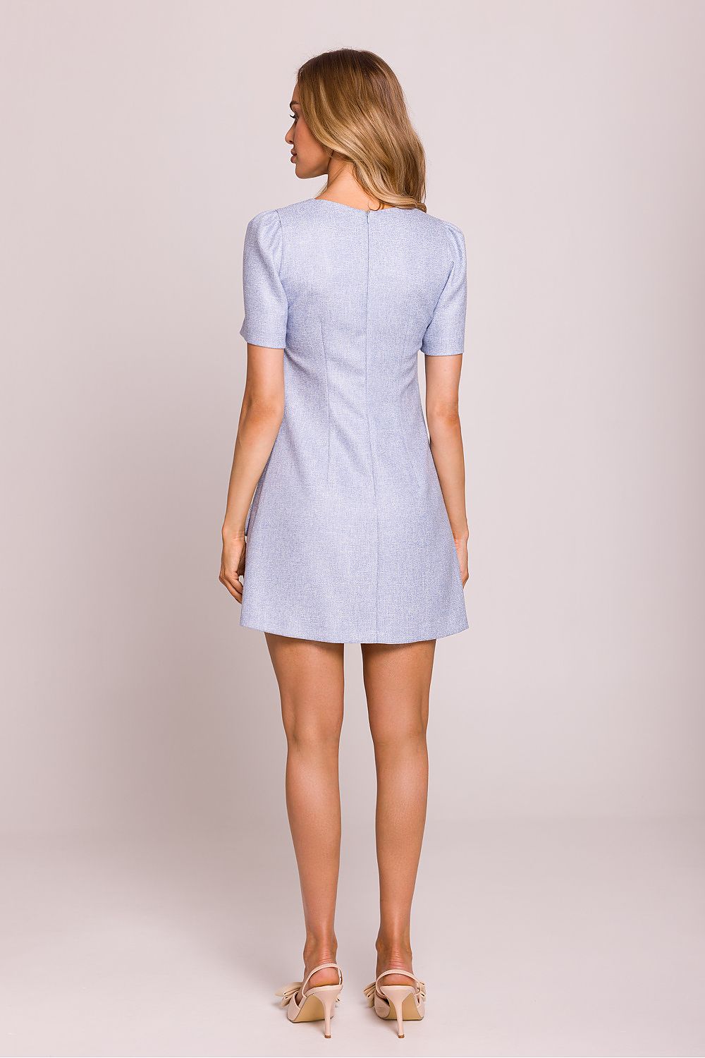 Lightweight and airy trapeze mini dress by Moe, perfect for warm occasions, adorned with decorative heart-shaped buttons.