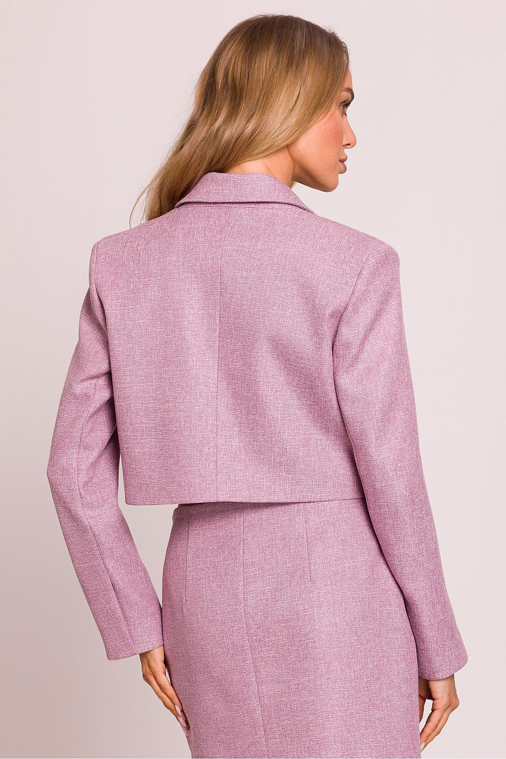 Elegant short blazer featuring a heart-shaped button designed by Moe, showcasing a timeless and polished look suitable for both elegant and casual outfits.