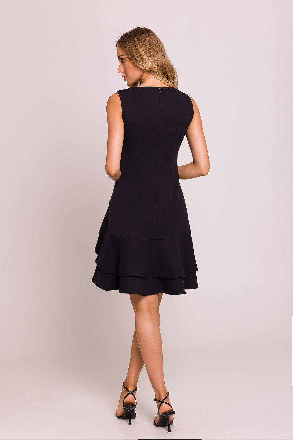 Complete size range from S to XL for Moe's elegant fitted sleeveless dress, showcasing a dynamic asymmetrical design for a flattering silhouette.