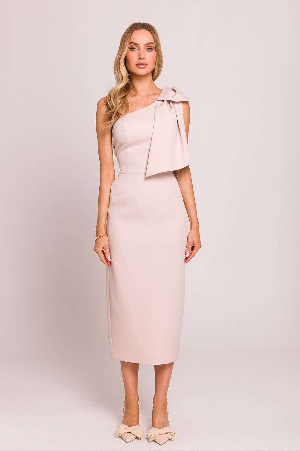 Close-up of the exquisite details on Moe’s cocktail dress, featuring a stylish asymmetric cut and refined fabric for an elegant silhouette.