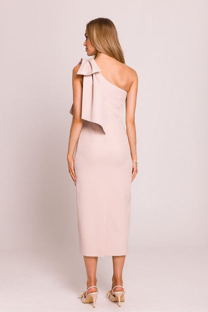 Back view of Moe's sophisticated cocktail dress, highlighting the high slit that adds allure and sensuality for an elegant occasion.