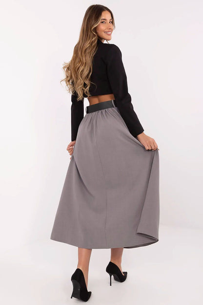 Chic long maxi skirt by Italy Moda with a classic design, featuring side pockets and an elastic waistband, perfect for effortless elegance in various settings.