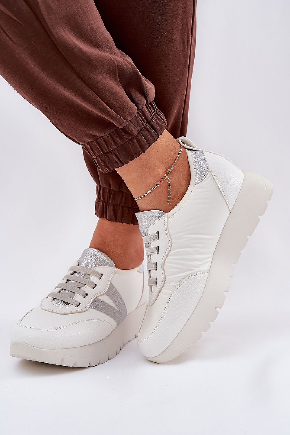 Step in Style’s exquisite Vinceza sport shoes, featuring a fashionable platform design and rounded toes, perfect for sophisticated casual outfits in sizes EU 36-41.