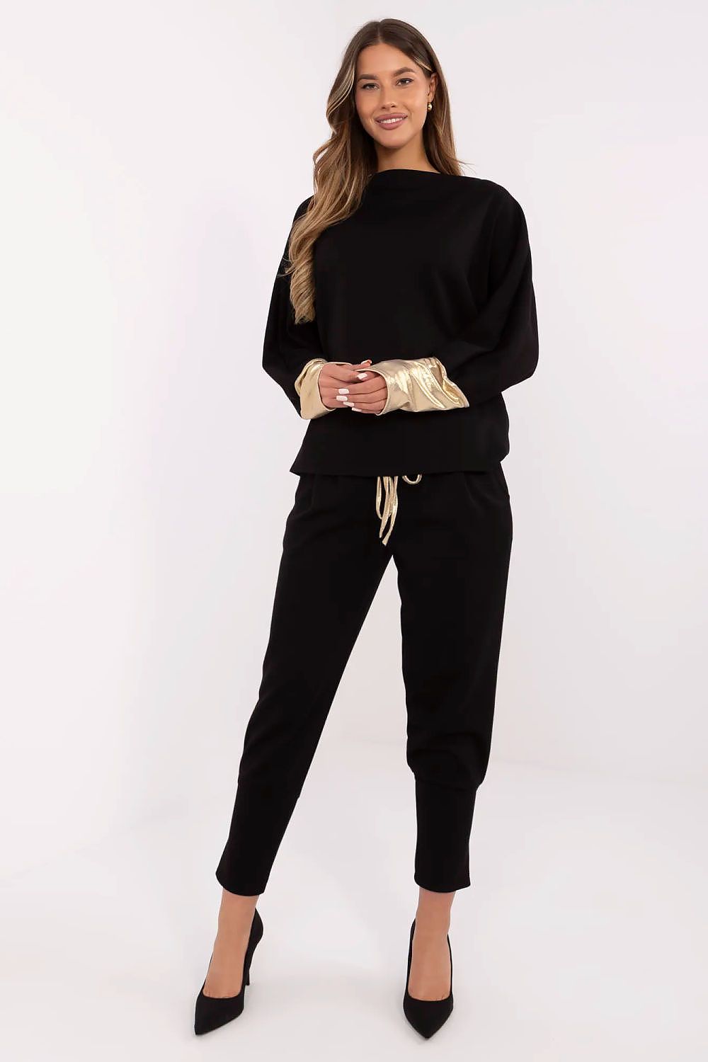 Stylish details of the Italy Moda women's set featuring ribbed cuffs, made from a stretchy viscose blend, perfect for creating a luxe everyday look.