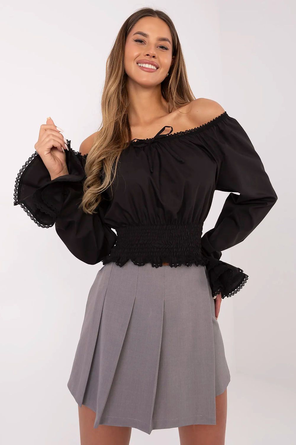Stylish and comfortable high-waisted skirt shorts by Italy Moda, showcasing wide legs and pleated accents.