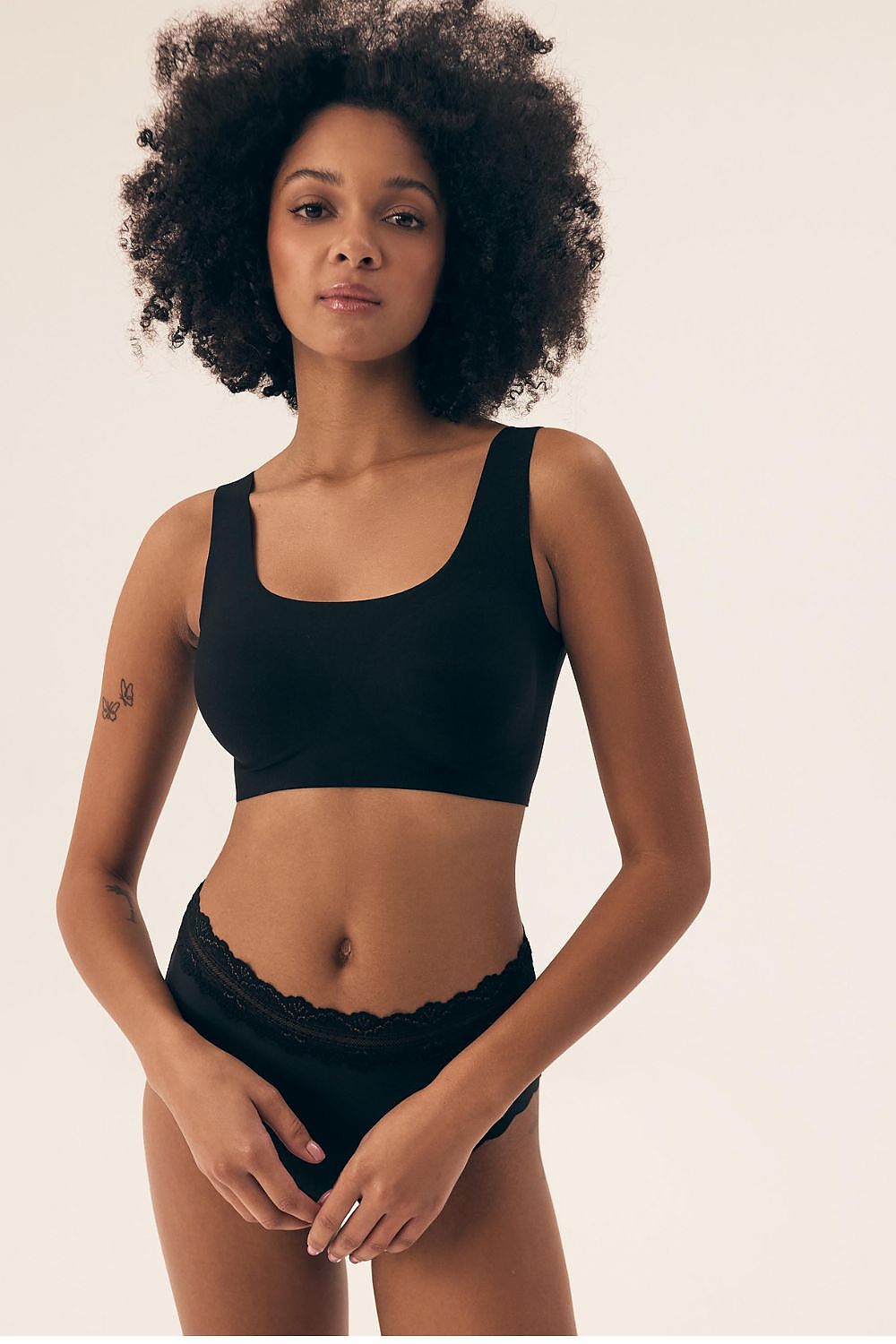 Elegant Henderson Soft Wire-Free Bra designed for all-day comfort, available in sizes S to XXL, showcasing its seamless construction and adaptable elastic material for the perfect fit.