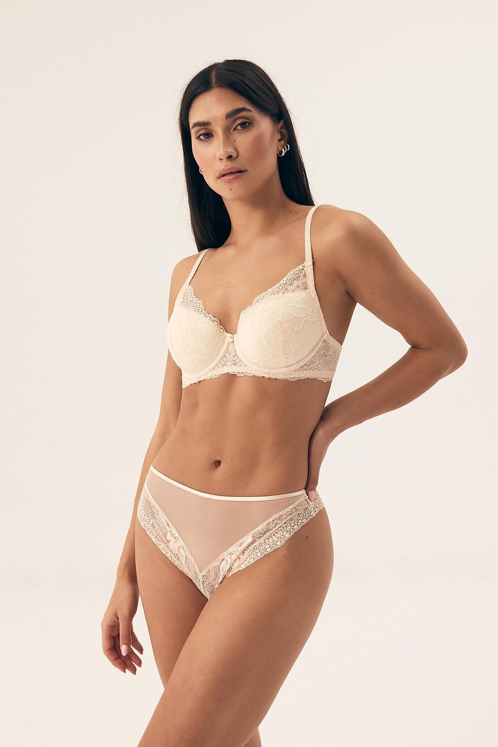 Elegant Henderson push-up bra with removable inserts featuring luxurious lace embellishments and underwire support, suitable for sizes EU 70B-85D.