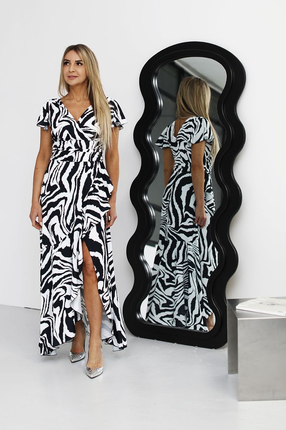 Stylish and airy Jersa dress made from lightweight, stretchy fabric, elegantly gathering under the bust.