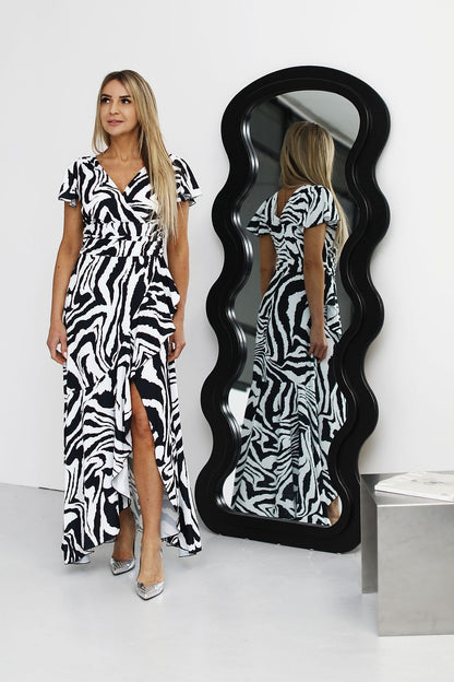 Stylish and airy Jersa dress made from lightweight, stretchy fabric, elegantly gathering under the bust.