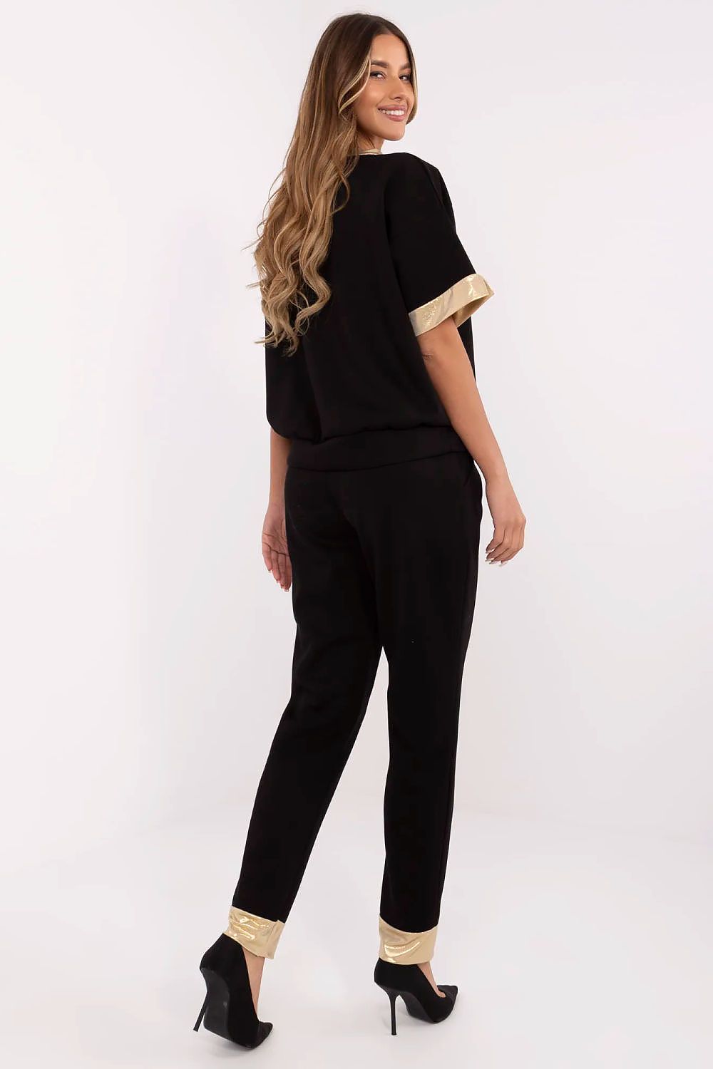 Close-up detail of the gold finishes on Italy Moda's elegant women's set, highlighting its sophisticated design and high-quality viscose-cotton blend fabric.