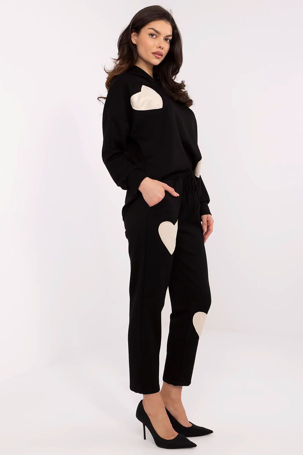 Close-up of the Italy Moda women's tracksuit sweatshirt with decorative heart patches, crafted from a luxurious viscose blend.