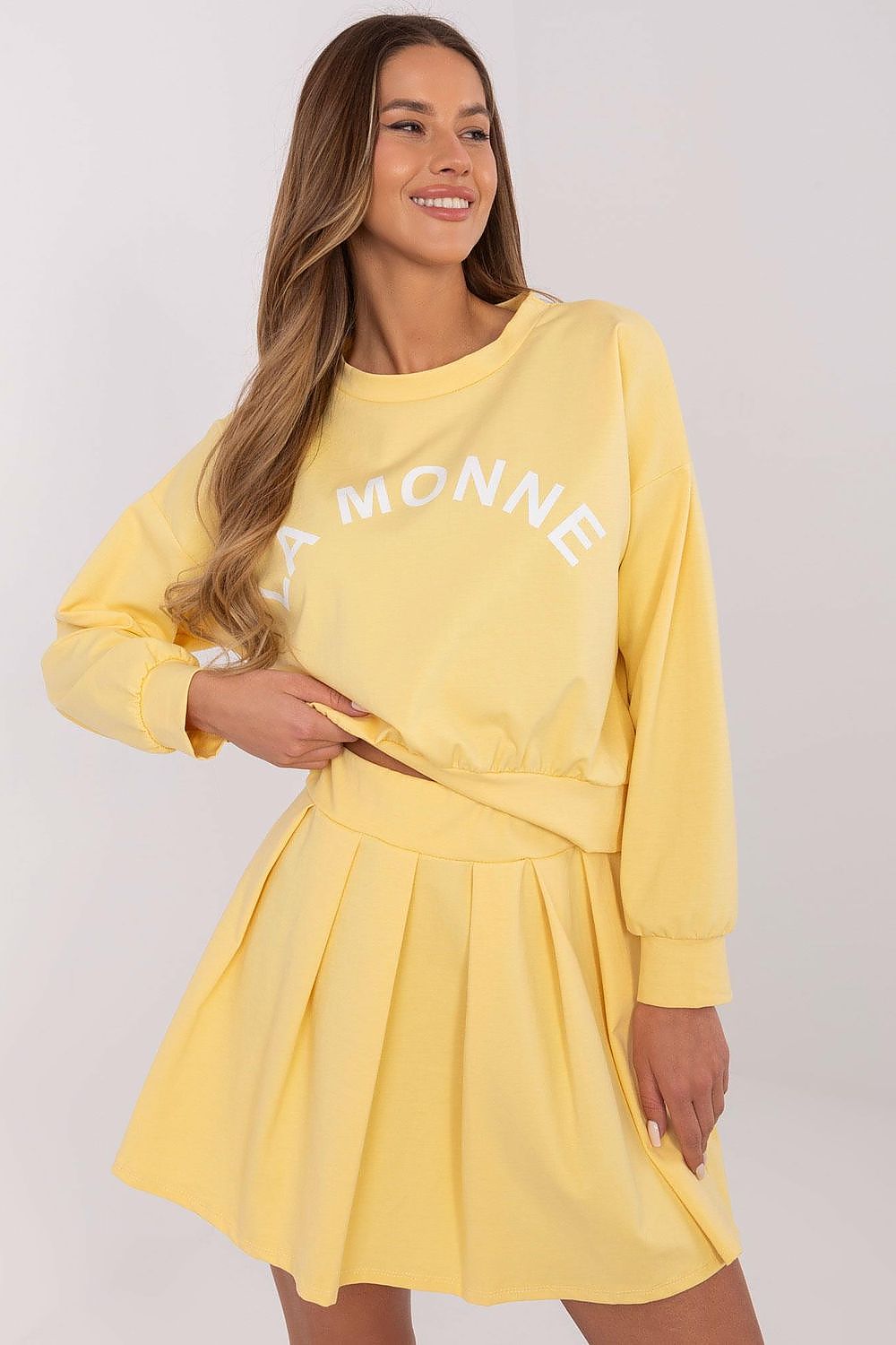 Chic Italy Moda women's sweatshirt and pleated mini skirt set, elegant design in EU size 0, showcasing stylish casual fashion.