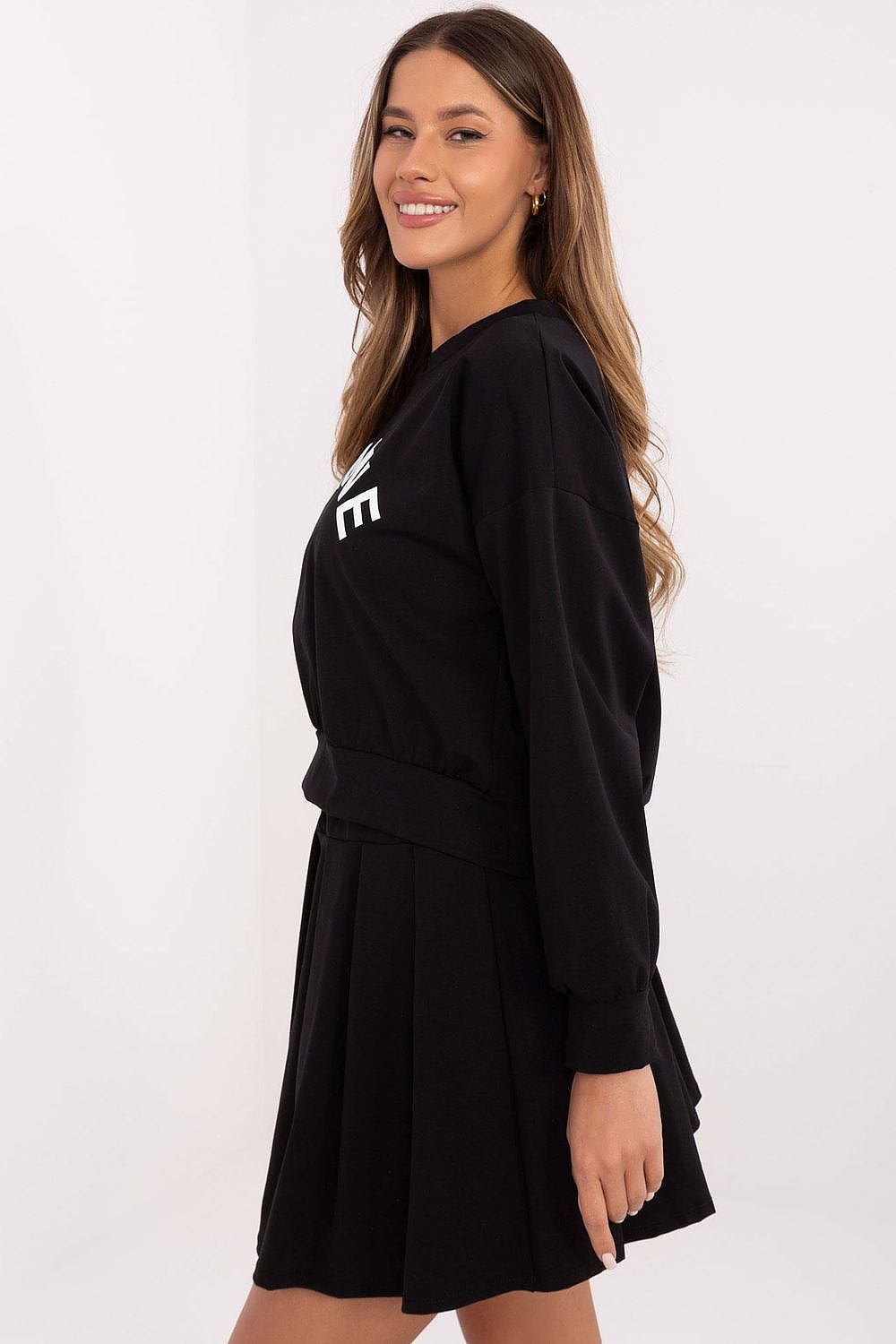 Complete outfit by Italy Moda, featuring a stylish sweatshirt and pleated mini skirt, ideal for chic everyday fashion.