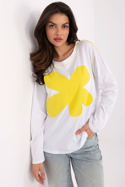 Close-up view of Italy Moda's exquisite floral print on a stylish women's blouse, highlighting the details of the comfortable cotton and spandex fabric.