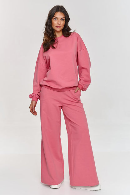 Luxurious oversized sweatshirt from Makadamia's tracksuit set, highlighted with a classic round neckline and ribbed cuffs.