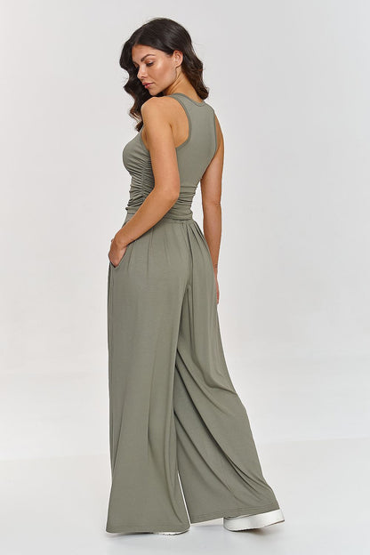 Stylishly styled women's viscose outfit by Makadamia, combining fitted top and high-waisted trousers for a chic look.