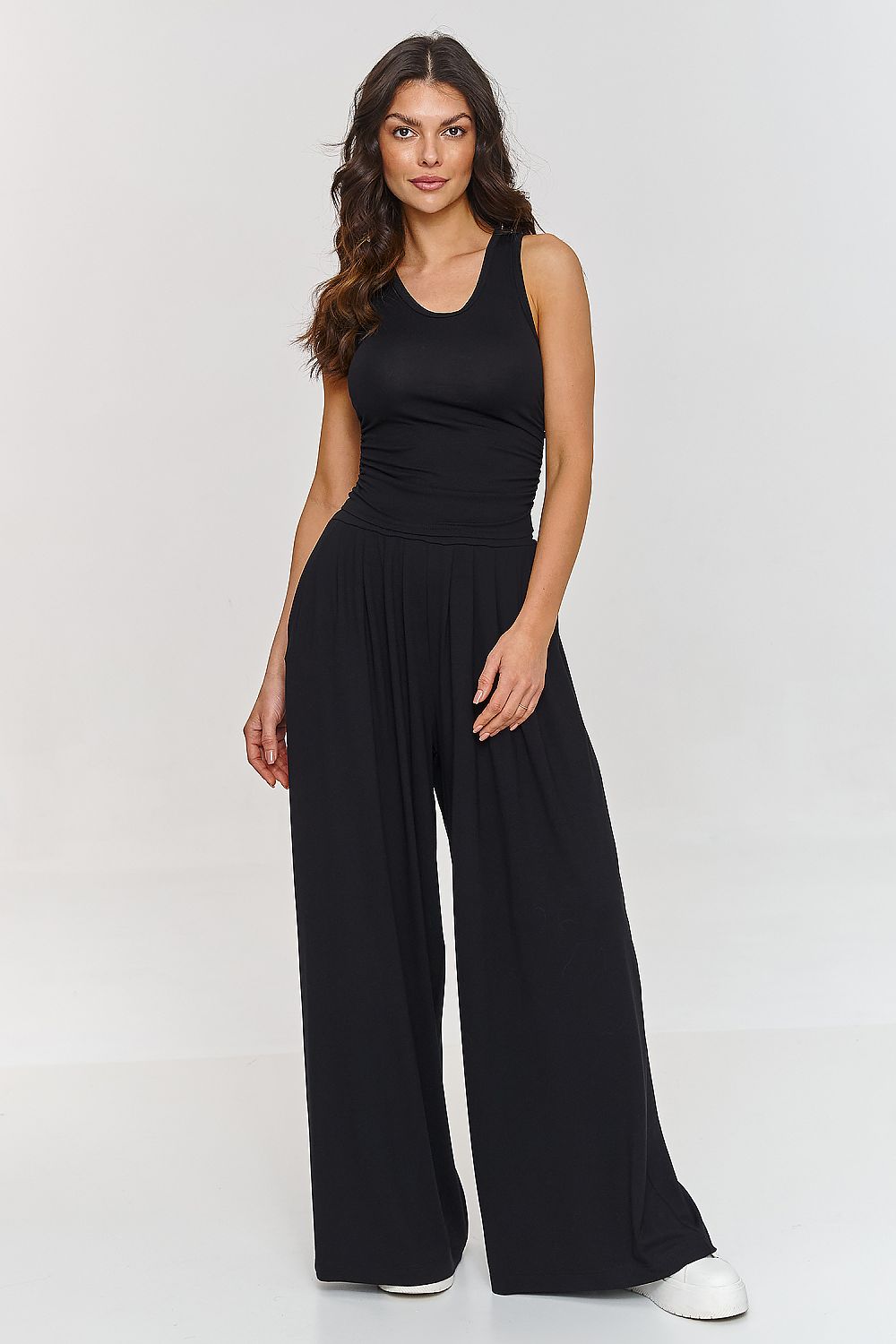 Elegant women's viscose set by Makadamia featuring a fitted top with ruches and high-waisted trousers, perfect for summer sophistication.