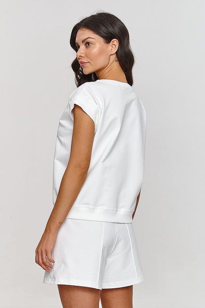 Elegant Makadamia summer tracksuit set featuring a loose fit blouse and shorts, perfect for outdoor activities.