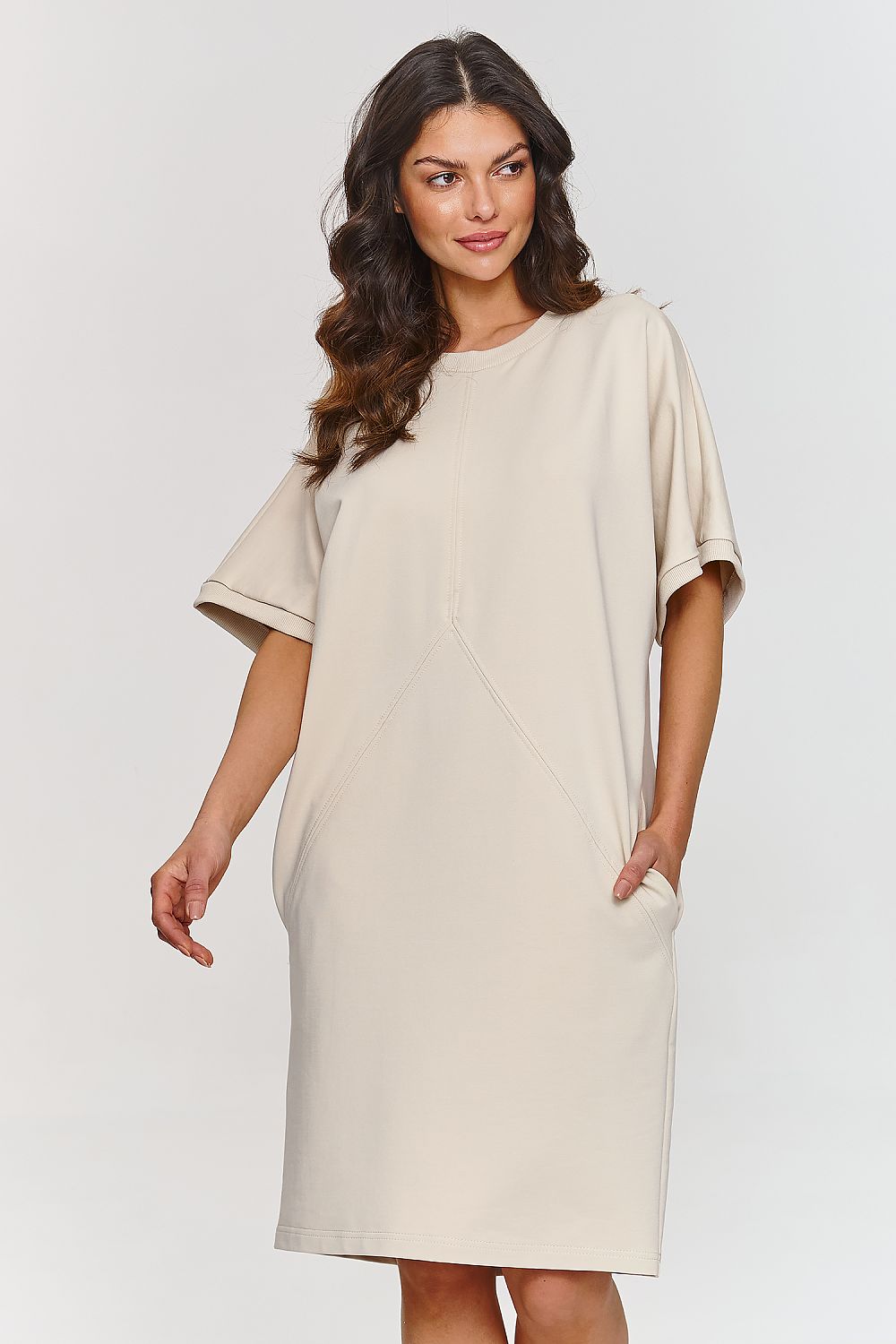 Simply elegant daydress by Makadamia, with elbow-length sleeves and a classic silhouette, perfectly tailored for versatile styling options for every occasion.