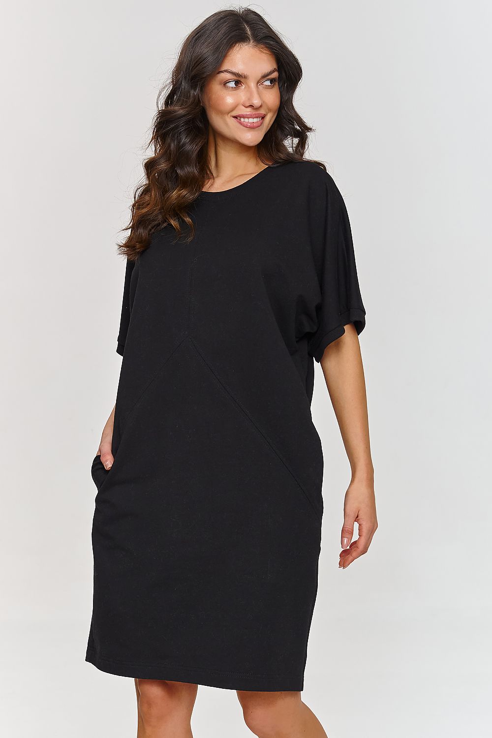 A versatile daydress by Makadamia, with a minimalist design that effortlessly transitions from day to evening, complemented by practical side pockets.