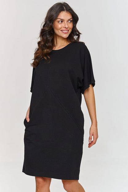 A versatile daydress by Makadamia, with a minimalist design that effortlessly transitions from day to evening, complemented by practical side pockets.