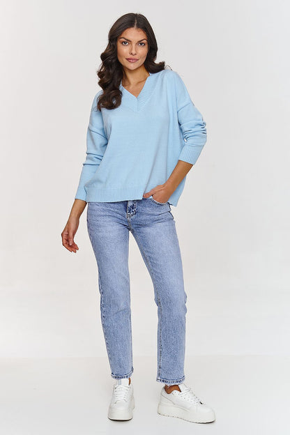 Makadamia V-neck sweater in elegant viscose and PBT blend showcasing a luxurious fit and sophisticated design.