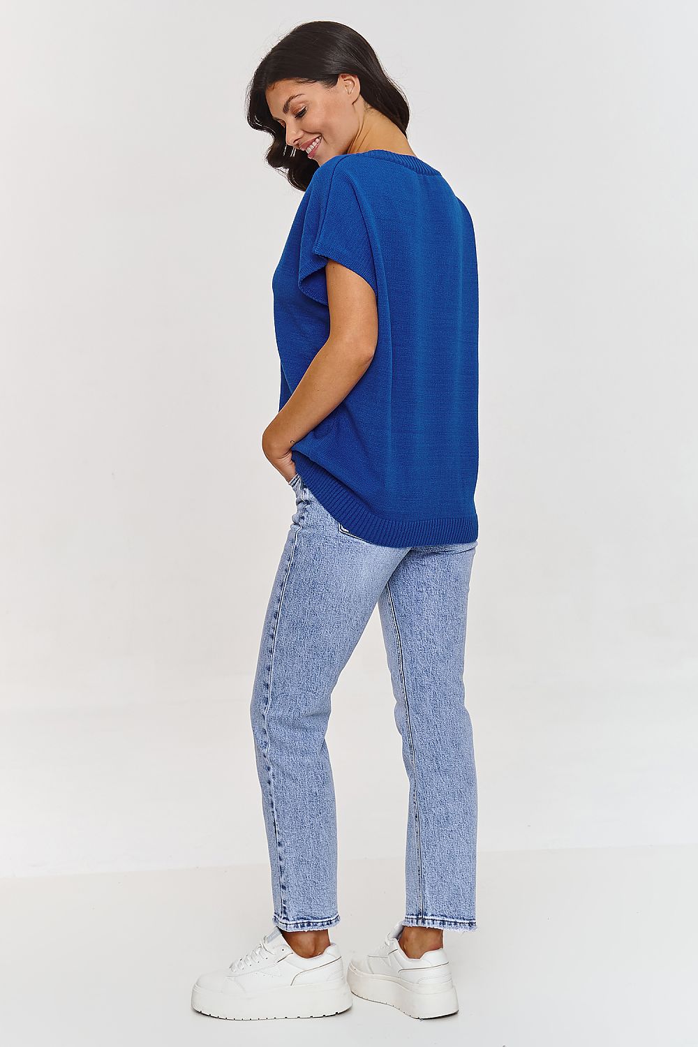 Stylish oversized gilet vest for women by Makadamia, featuring a V-neck design and loose fit, ideal for elegant layering in any wardrobe.