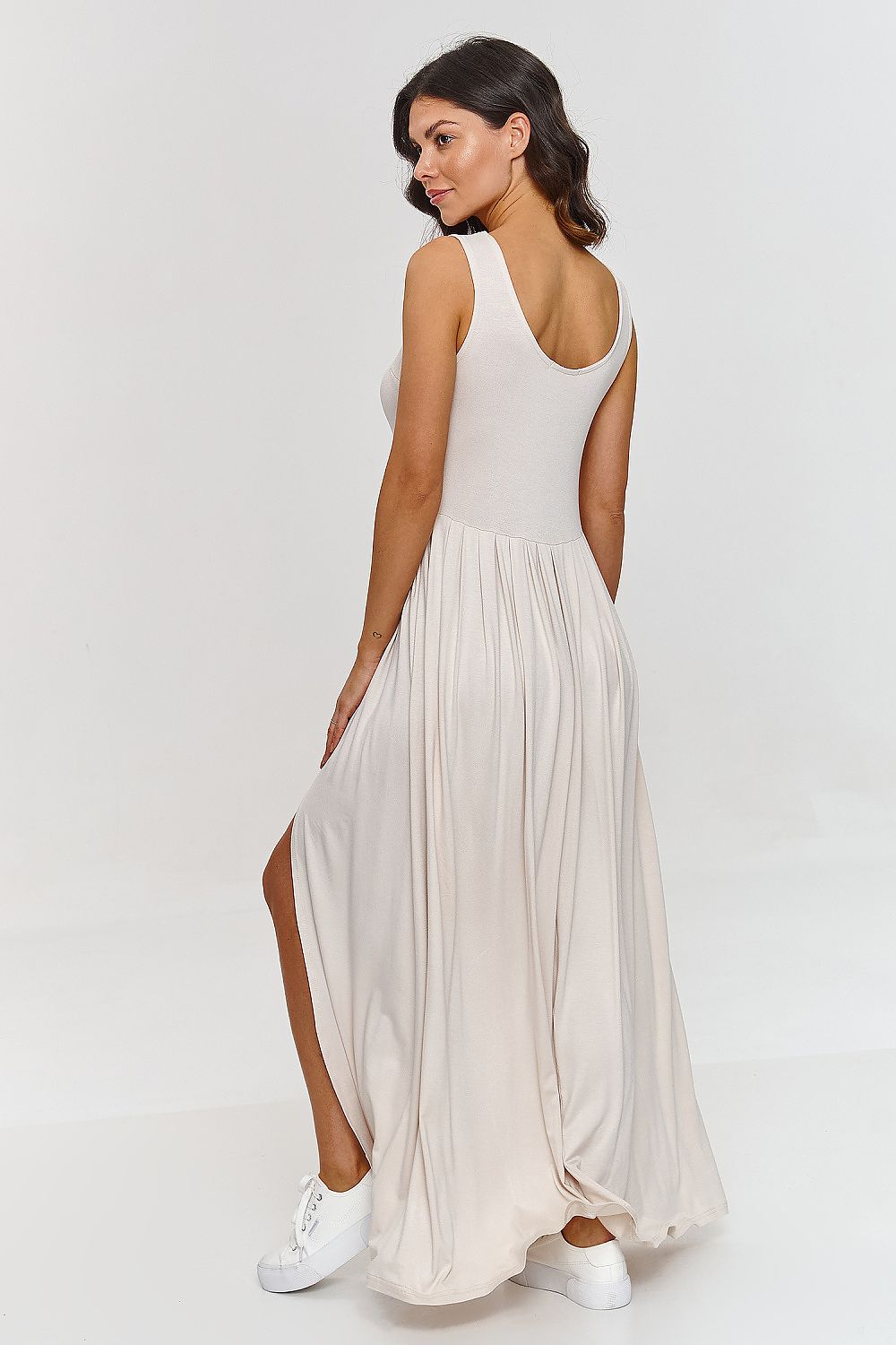 Makadamia maxi dress in various sizes EU 36-46, displaying its flattering design and luxurious comfort, perfect for every woman.