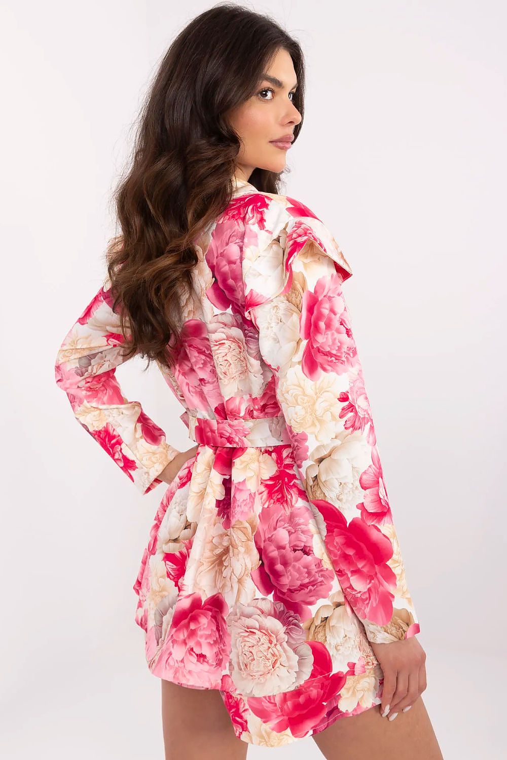 Detail of the button closure and belt of Italy Moda's mini jumpsuit, emphasizing elegance and comfort for fashionable women.