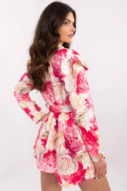 Detail of the button closure and belt of Italy Moda's mini jumpsuit, emphasizing elegance and comfort for fashionable women.