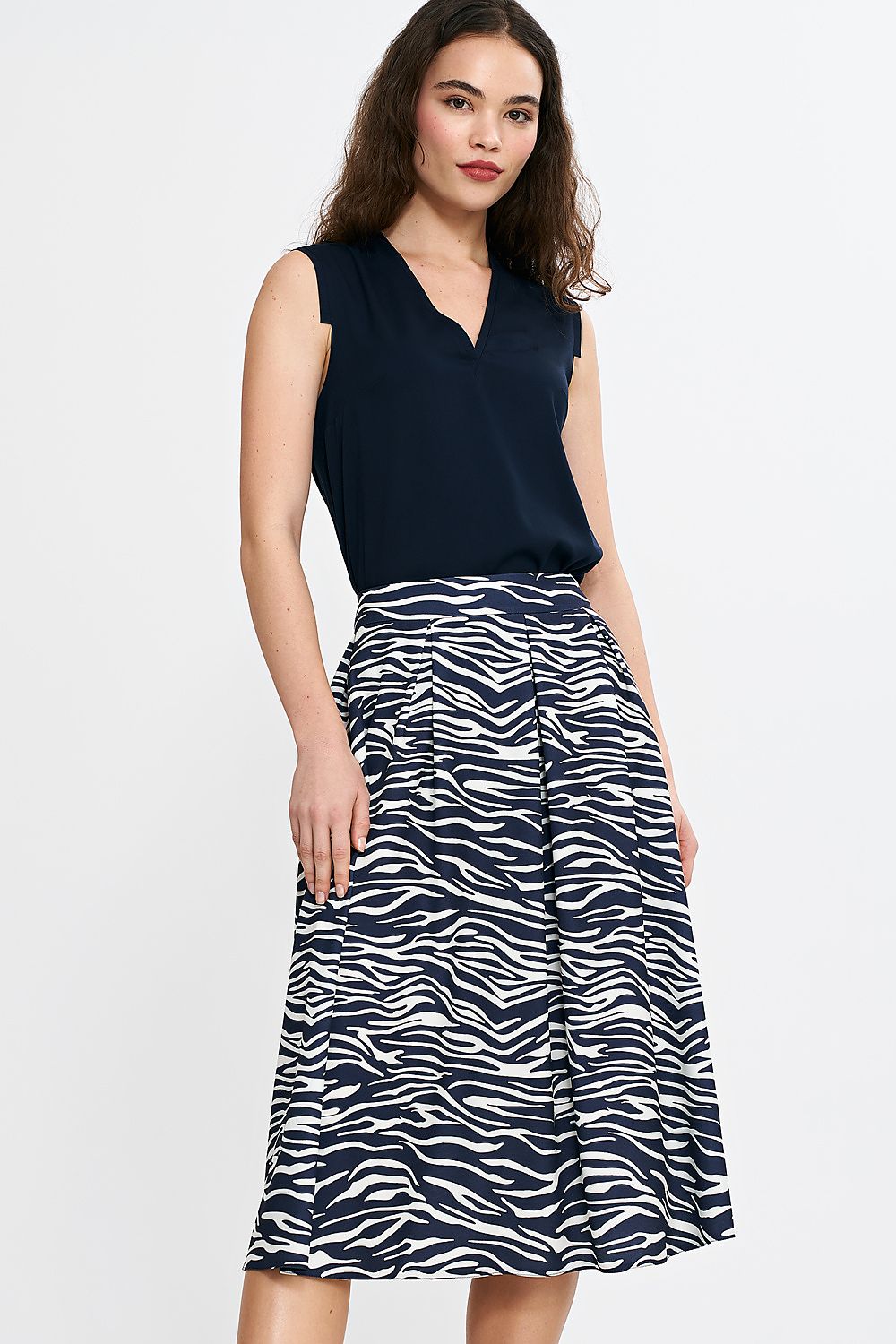 Elegant Midi Skirt by Nife featuring a stylish pleated waistband and hidden pockets, designed for sizes EU 36-42. Perfect for elegant and casual styling.