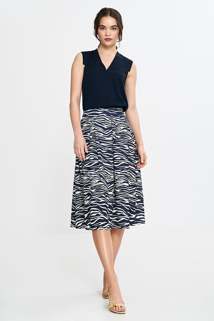 Elegant midi skirt by Nife featuring a pleated waistband and hidden side pockets, perfect for both casual and formal occasions.