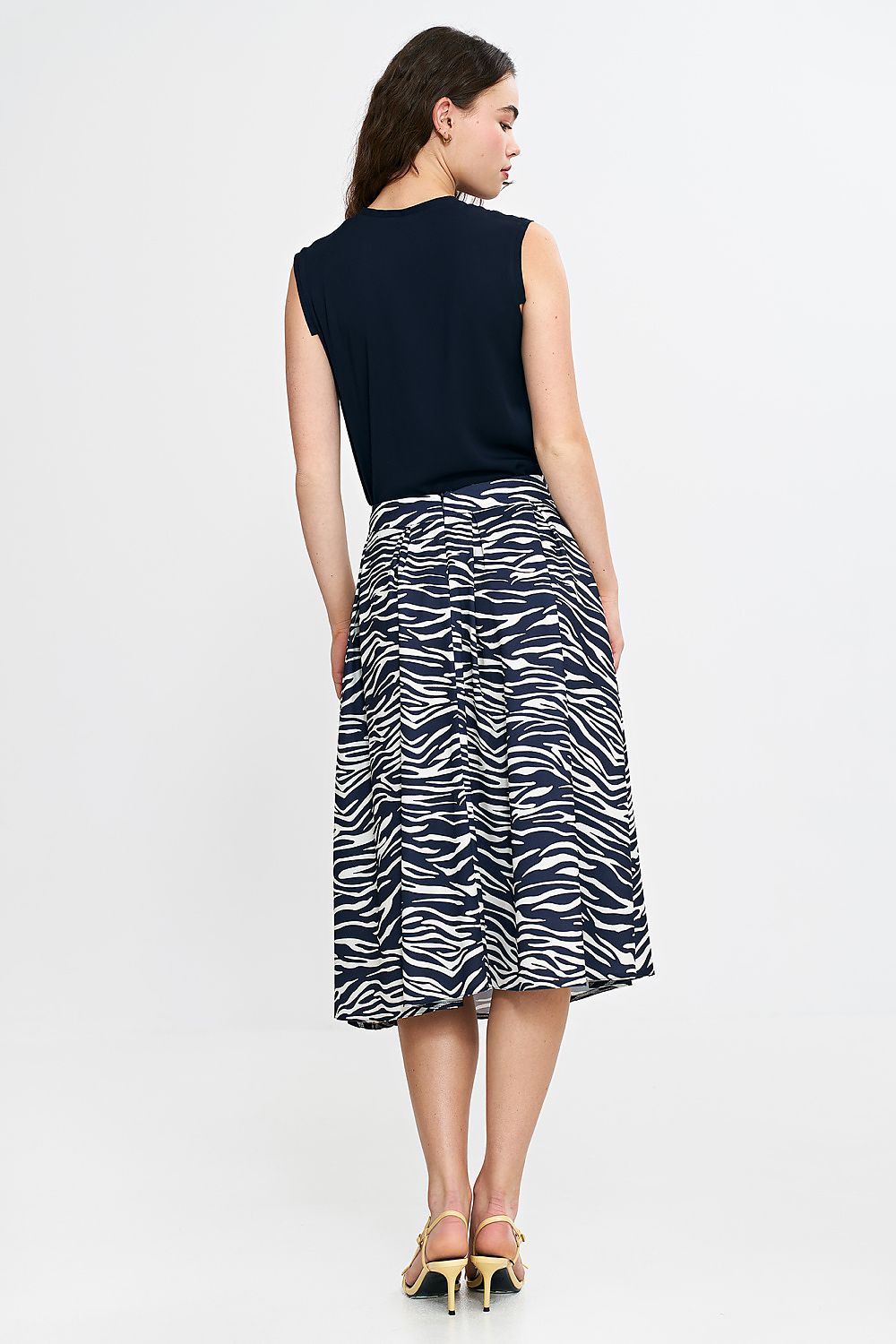 Close-up of Nife's elegant midi skirt showcasing its stylish pleats and high-quality fabric, ideal for a luxurious wardrobe.