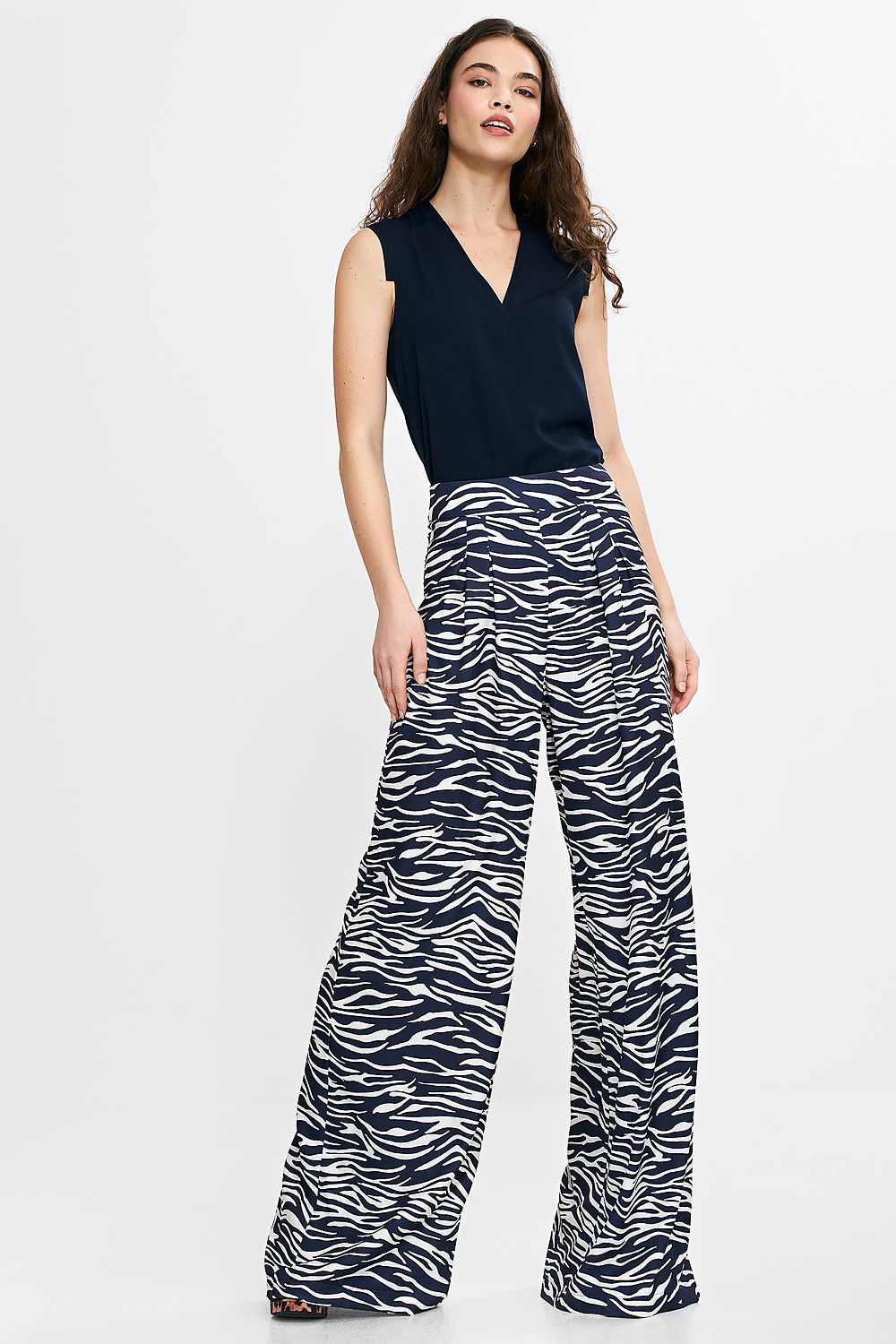 Elegant Nife high-waisted palazzo trousers for women featuring decorative pleats, offering a sophisticated silhouette and available in sizes EU 36-42.
