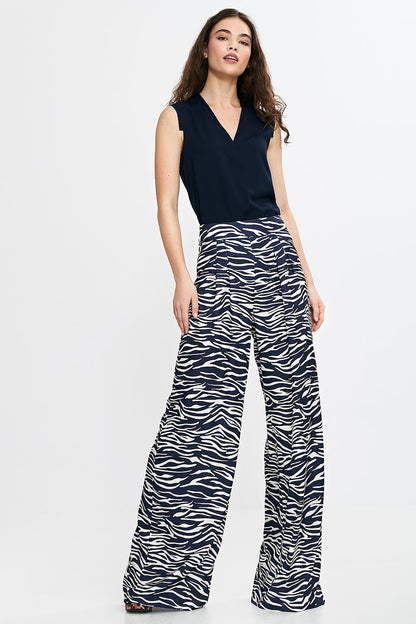 Elegant Nife high-waisted palazzo trousers for women featuring decorative pleats, offering a sophisticated silhouette and available in sizes EU 36-42.