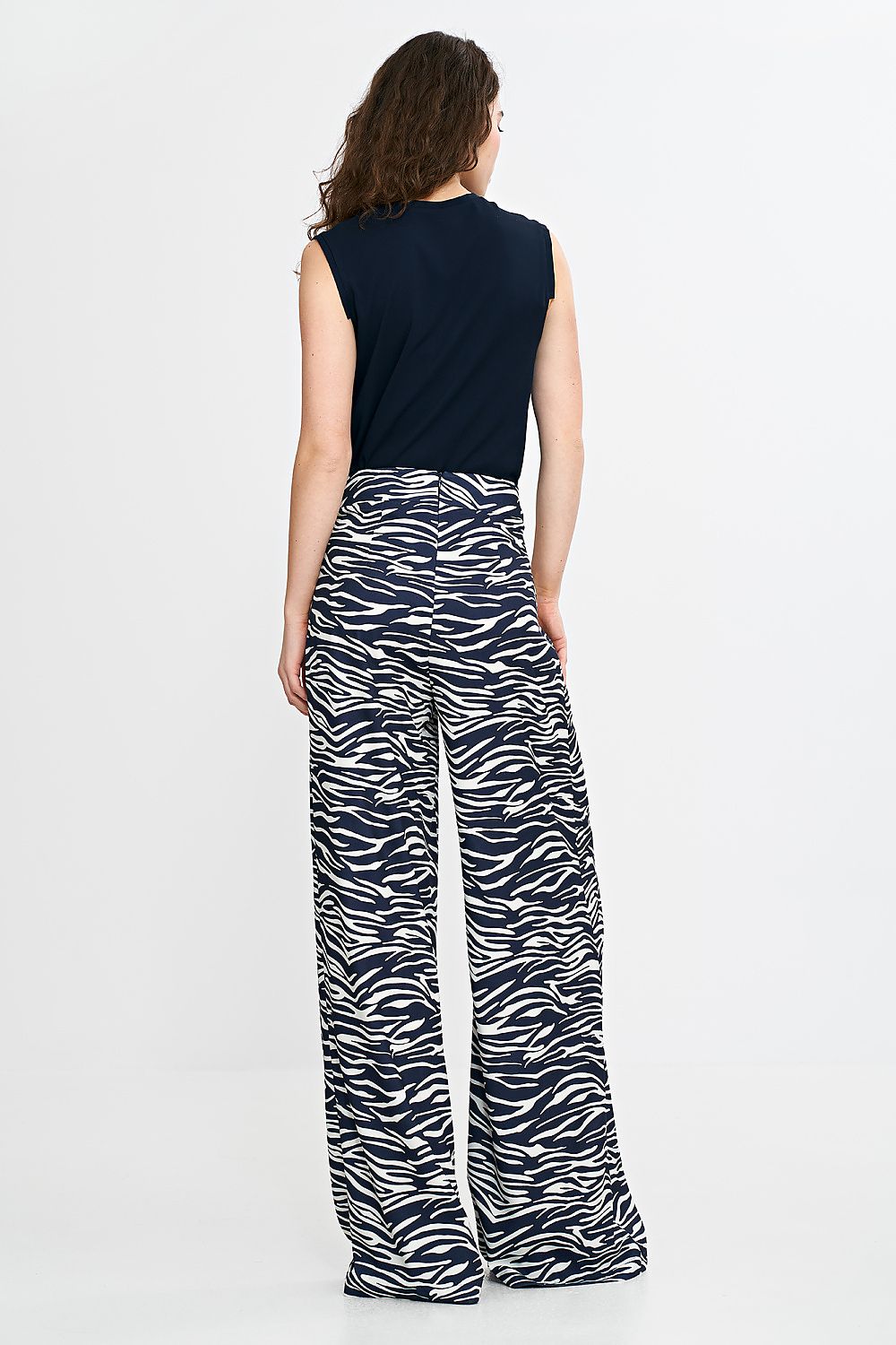 Stylish Nife women's palazzo trousers with wide legs and a discreet back zipper, perfect for both casual and formal wear, showcased in luxurious high-waisted design.